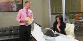 Начальник ебет сексуальную секретаршу большим хуем в пизду и жопу