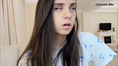 18-ти летняя девушка оргазмирует перед веб камерой