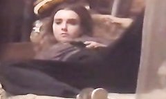 Парень с камерой подглядывает за мастурбацией молодой девушки через окно