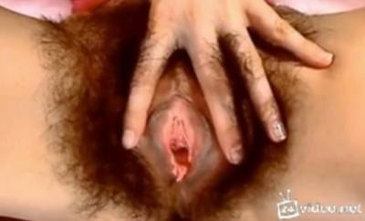 Заросшая пизда под красными трусиками