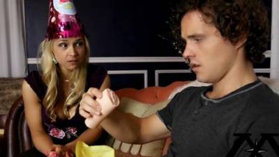 Сестра подарила брату на день рождения искусственную вагину, минет и секс