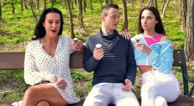 Богатая женщина просто предложила денег парню, чтобы он её оттрахал