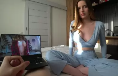 Смотрю порно со сводной сестрой и хуй дрочу, затем ебу её, и перед родаками молчу