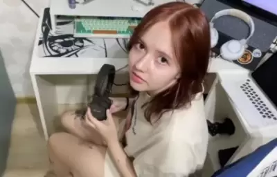 "Я могу не рассказывать маме, если отсосёшь мне!" – Застукал сестру за мастурбацией и развел на секс