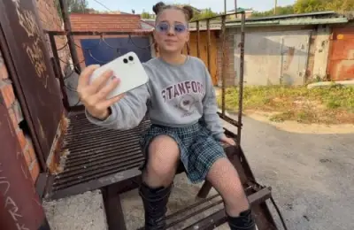 Брат пофоткал голую сводную сестру для Онлика и трахнул за гаражами